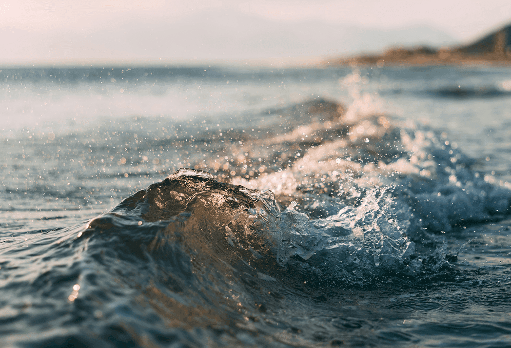 Vågor med skum.