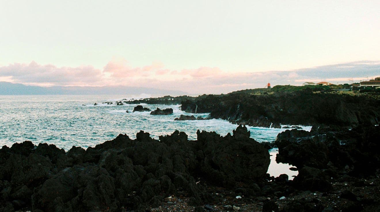 Kustlinje med vatten och klippor.