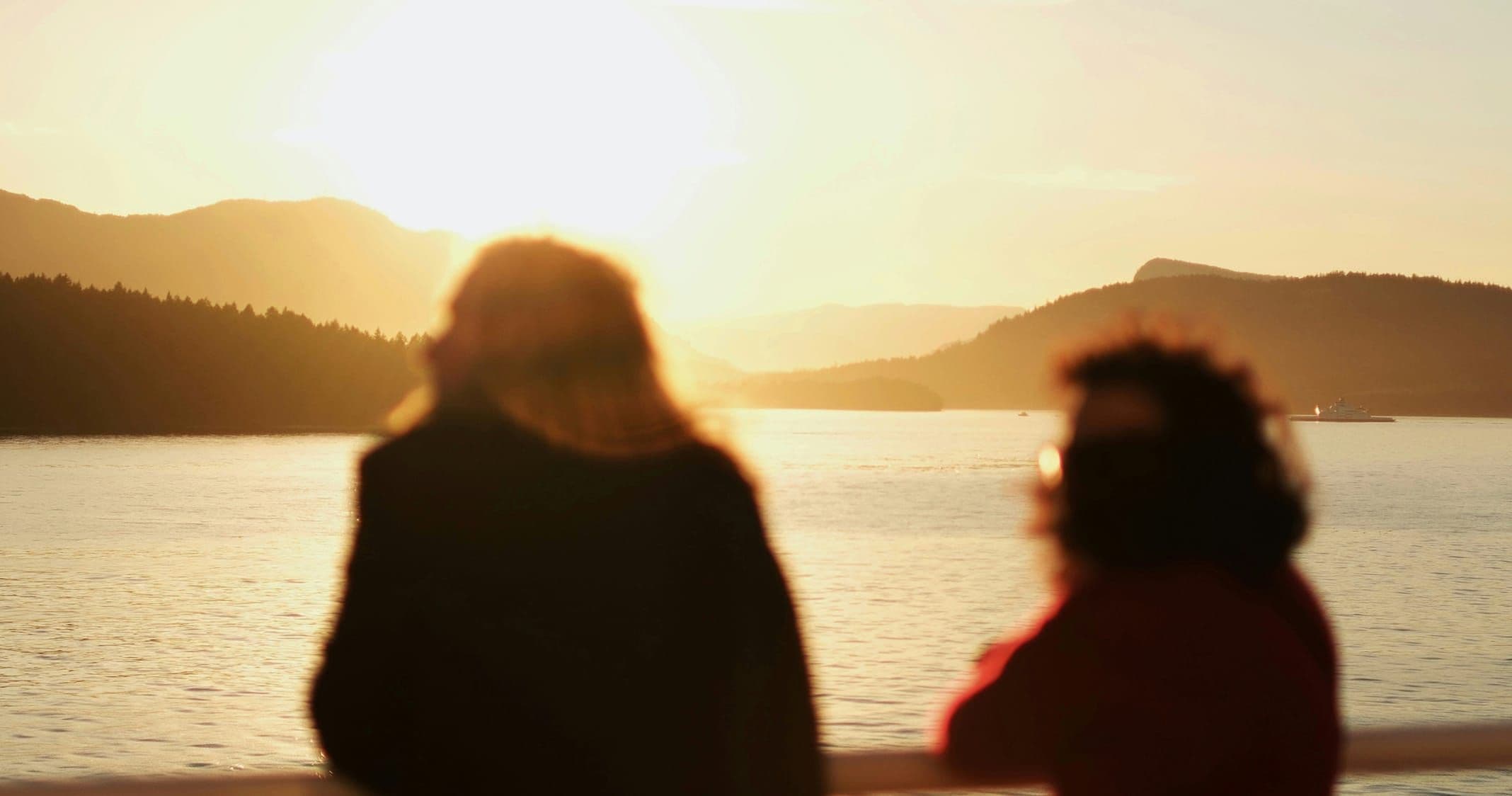 Kvinnor vid solnedgång.