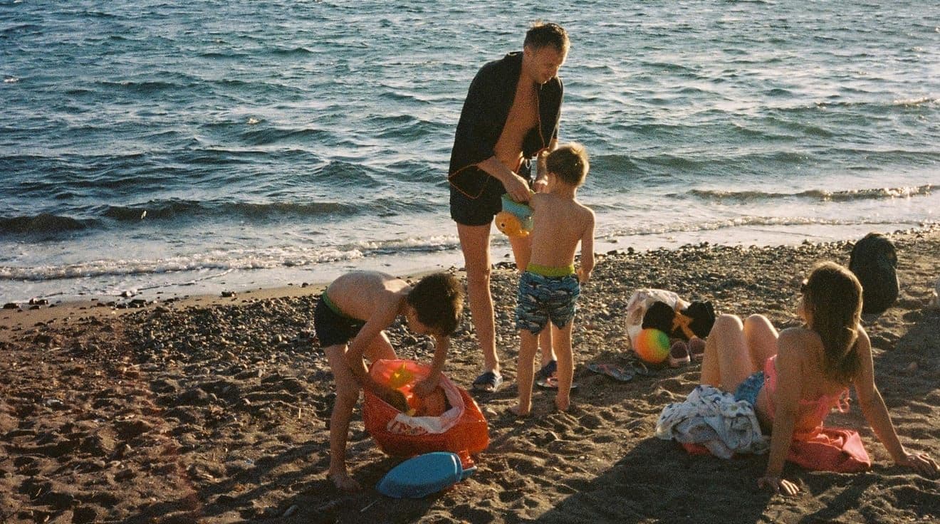 En familj vid en badplats.