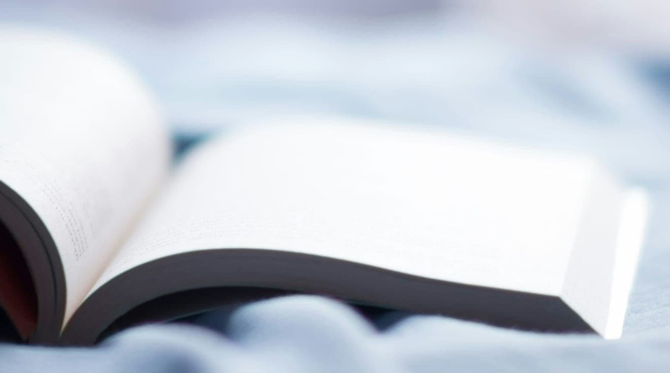 Uppslagen bok.