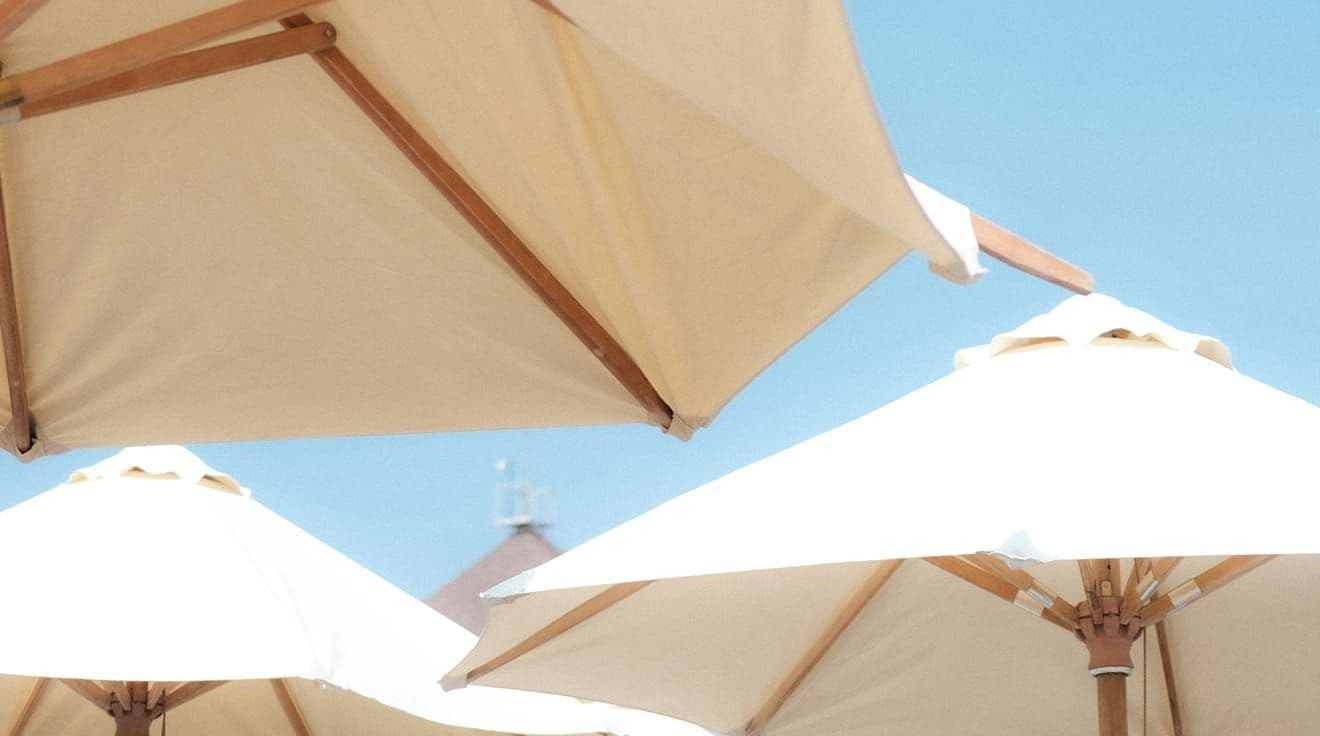 Parasoller mot blå himmel.